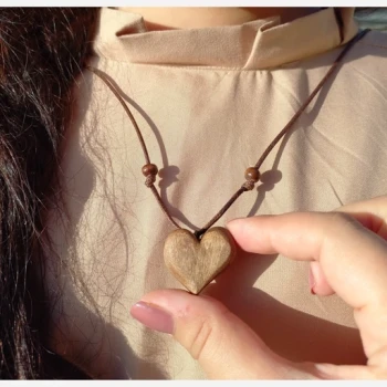 گردن آویز قلب چوبی 