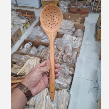 کفگیر دسته بلند سوراخ دار چوبی 