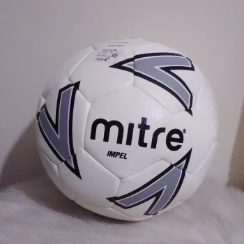 توپ چمن اصل mitre شناسنامه دار  برند معتبر 