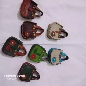 کیف فانتزی تمام چرم مناسب برای جای هنذفری و خوردو ریز و آویز روی کیف و یا ماشین
