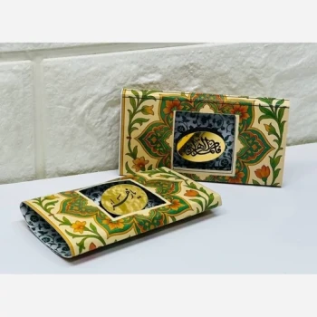 سنجاق سینه منقش به نام مبارک یا حسین یا رقیه مناسب نصب روی سینه محرم و صفر 