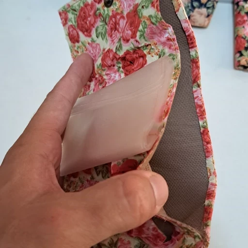 کیف پول با طرح گل گلی دارای 8 جای کارت  مناسب هدایای فرهنگی مدارس روز دختر و دانش آموز 