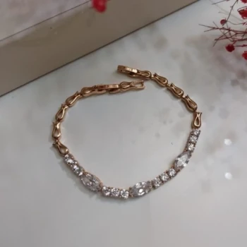 دستبند زنانه نگیندار برند ژوپینگ قفل ساعتی طلایی